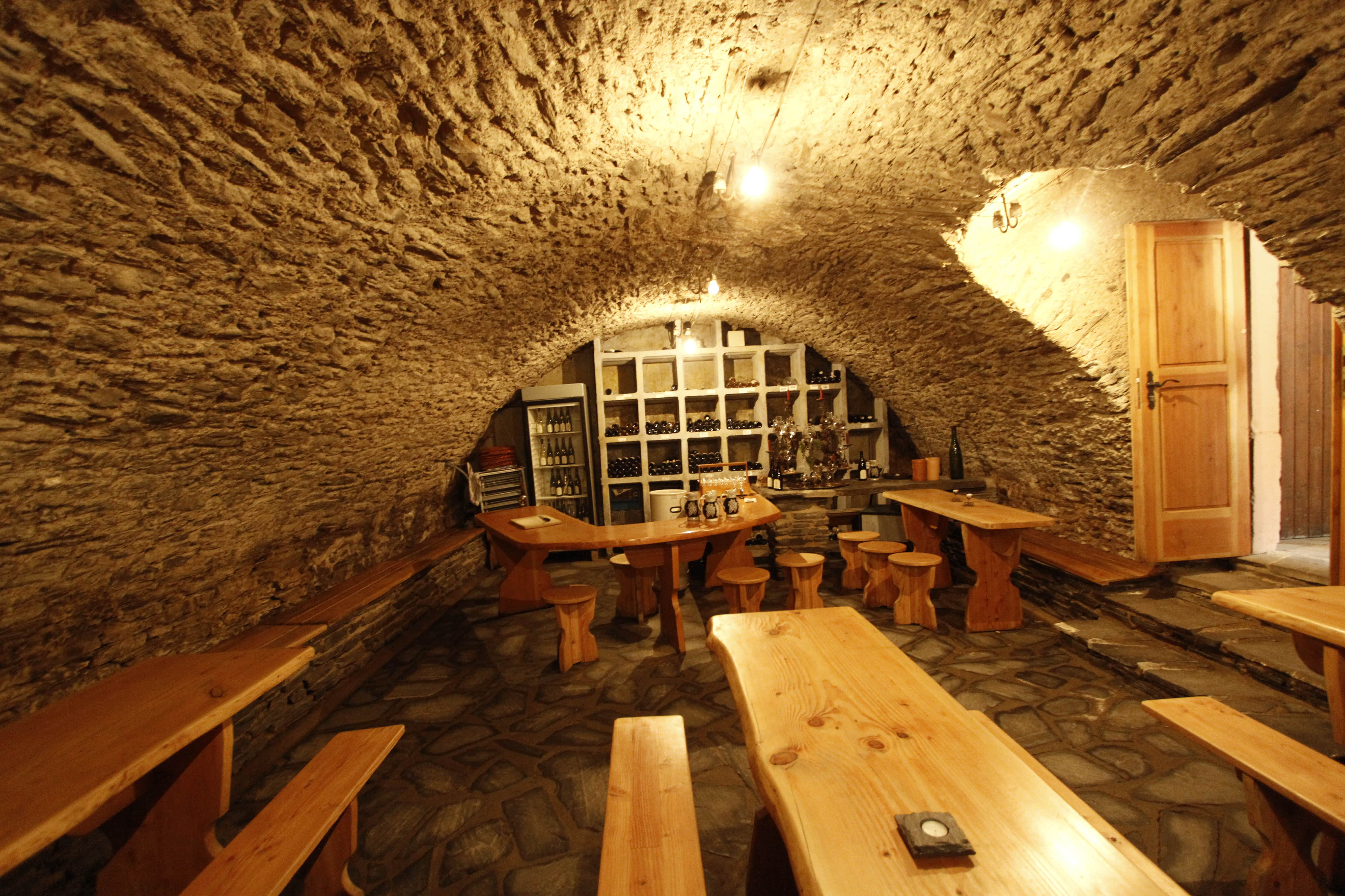 Weinproben im Kellergewölbe